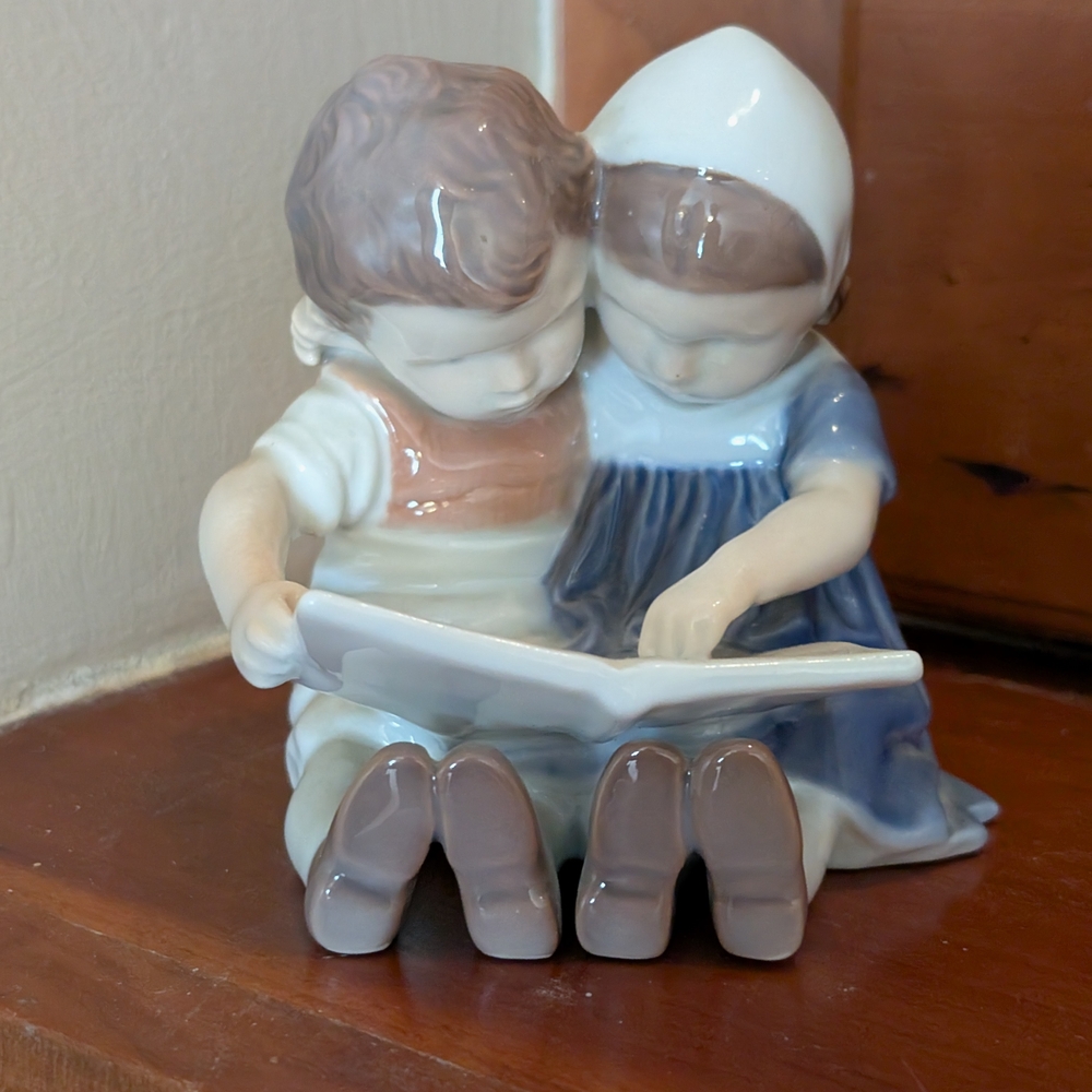 Bing & Grondahl Copenhagen Porcelain Figurine Children Reading 1567 Denmark
